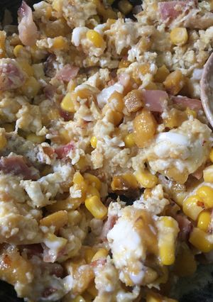 Una foto de Huevos samba (tocineta, maicitos y plátano maduro)
