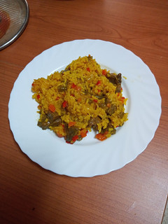 Una foto de Arroz amarillo semicaldoso con carne y verdura