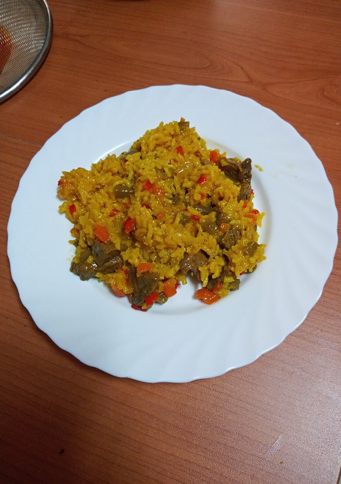 Una foto de Arroz amarillo semicaldoso con carne y verdura