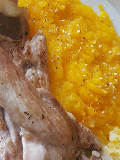 Una foto de Puré de calabaza al sésamo con pechuga de pavo