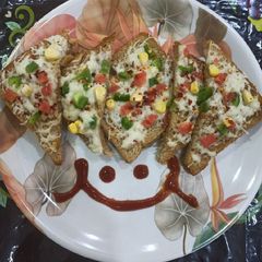 A picture of Chessy garlic sandwich.