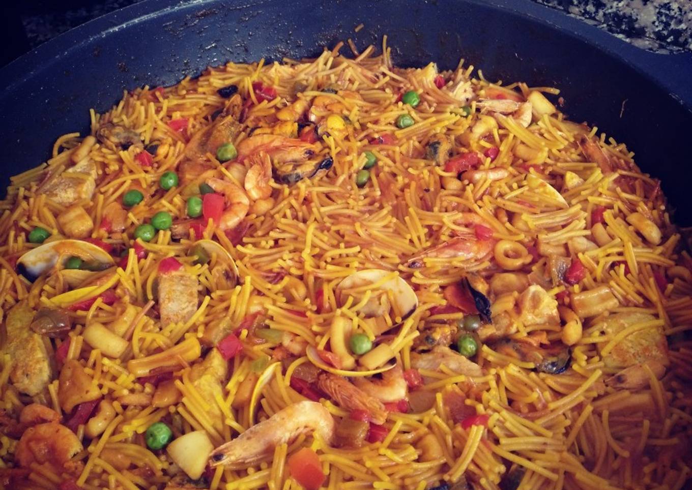 Fideuá de marisco y atún rojo