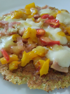 Una foto de Torticas de coliflor a la pizza🧀🍕🍍🥓🌶️