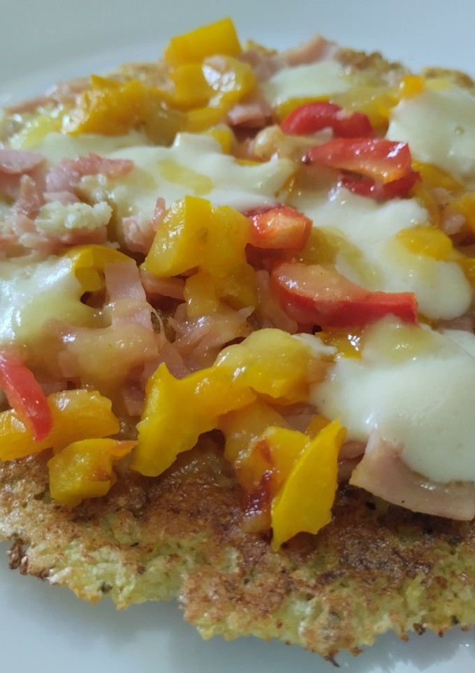 Una foto de Torticas de coliflor a la pizza🧀🍕🍍🥓🌶️