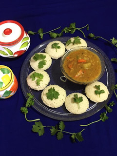 A picture of Idli Sambar.