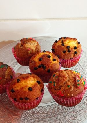 Una foto de Moffins 🧁 de vainilla y de chocolate