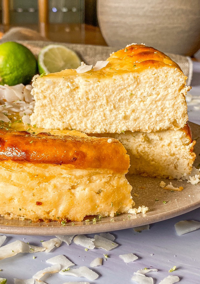 Una foto de Tarta de yogur, lima  y coco