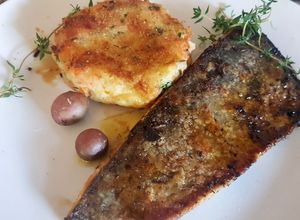 Una foto de Trucha con tortitas de camarón y vegetales