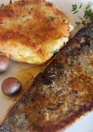 Una foto de Trucha con tortitas de camarón y vegetales