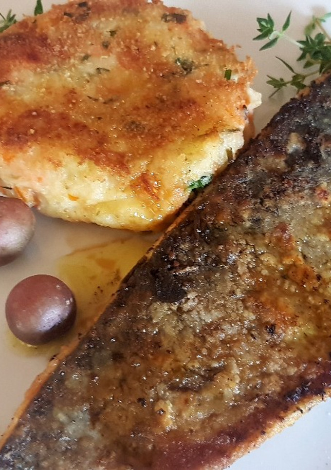 Una foto de Trucha con tortitas de camarón y vegetales