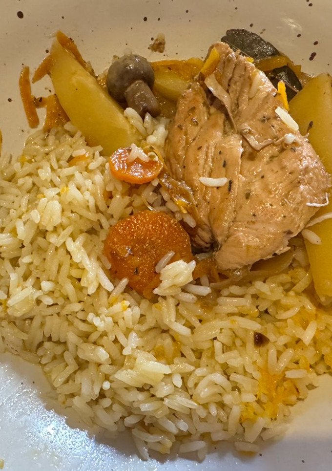 Una foto de Pollo al jugo con vino blanco ❤️