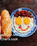 Bánh mì ốp la sốt cà chua