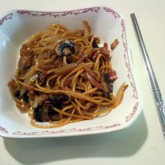 A picture of salty oyster sauce pasta.
