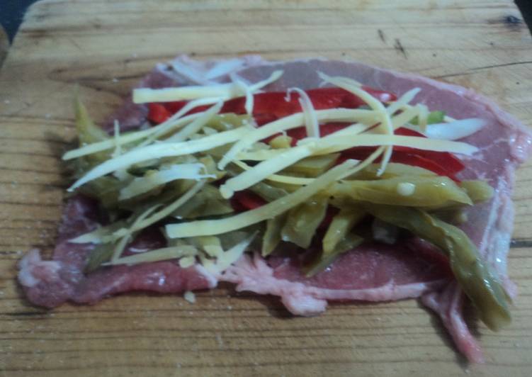 Sabana de bistec con nopal, chiles rojos, queso con cebolla para asar