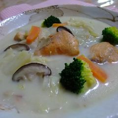 A picture of Cream Stew with Salmon and Napa Cabbage.