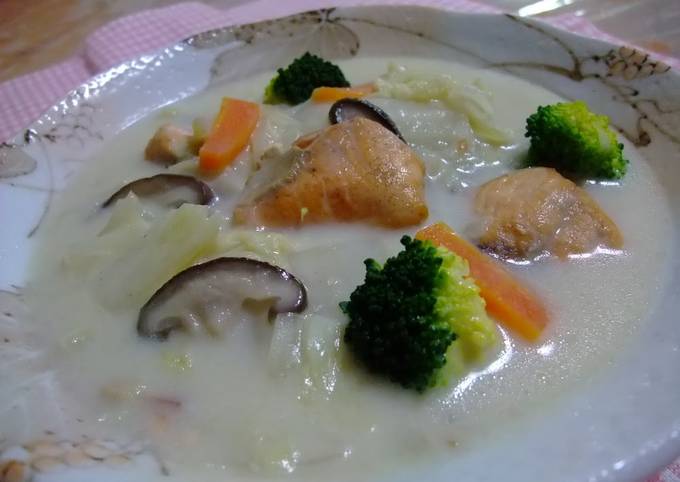 Cream Stew with Salmon and Napa Cabbage