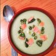 Crema de puerros y espárragos trigueros, salmón y toque de curry