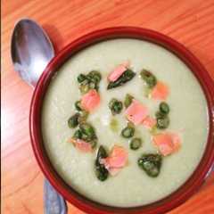 Una foto de Crema de puerros y espárragos trigueros, salmón y toque de curry