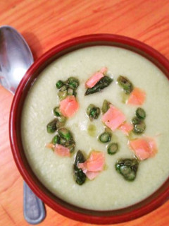 Una foto de Crema de puerros y espárragos trigueros, salmón y toque de curry