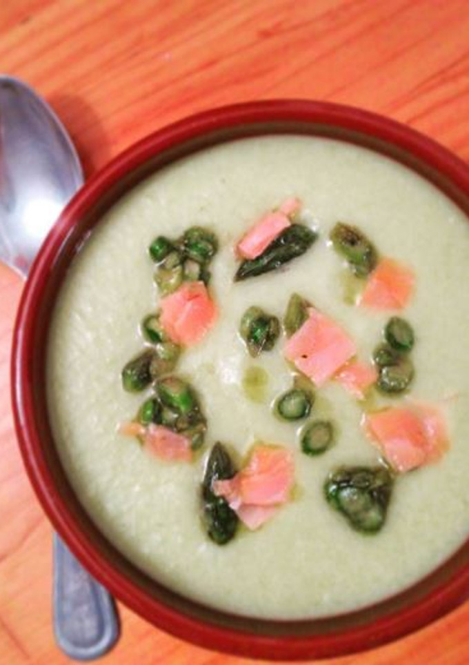 Una foto de Crema de puerros y espárragos trigueros, salmón y toque de curry