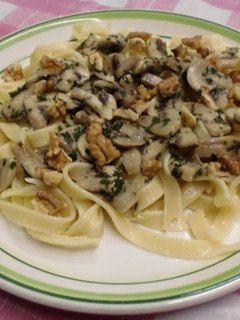 Una foto de Cintas con champiñones y nueces