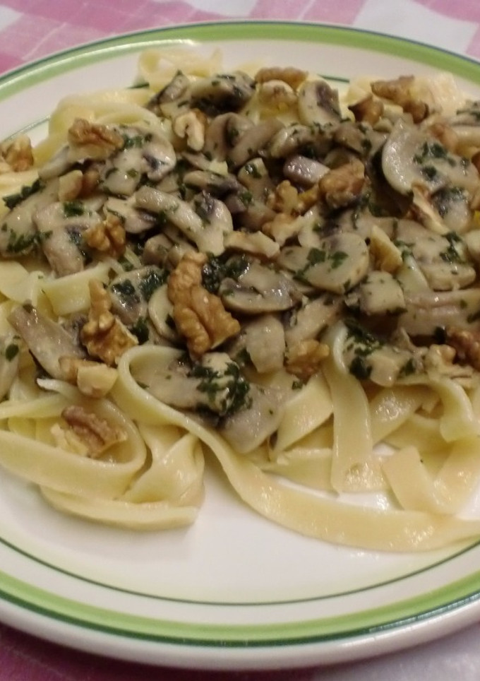 Una foto de Cintas con champiñones y nueces