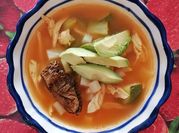 Una foto de caldo tlalpeño