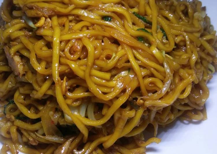 Bagaimana Menyiapkan Mie Goreng Tek tek, Enak