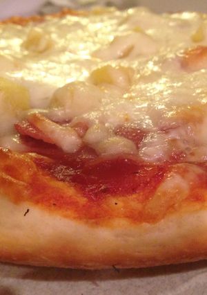 A picture of Hawaiian Pan Pizza.