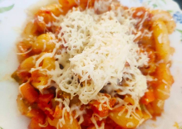 Cheesy Macaroni in tomato and cream sauce