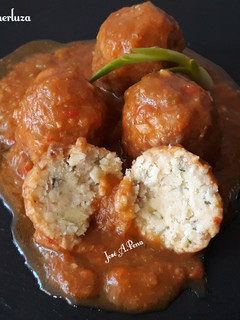 Una foto de Albóndigas de merluza en salsa José A.Pena