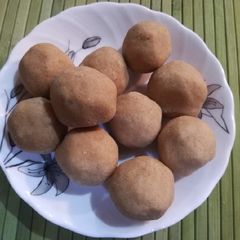 A picture of Urad dal ladoo.
