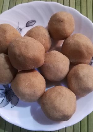 A picture of Urad dal ladoo.