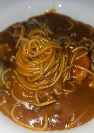 Una foto de Fideos Tomoshiraga Somen en salsa oriental de pescado, con albóndigas, y gambas langostineras