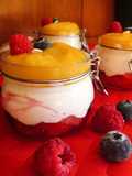 Vasitos de frutos rojos, mascarpone y mango