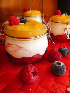 Una foto de Vasitos de frutos rojos, mascarpone y mango