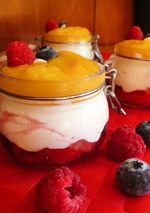 Una foto de Vasitos de frutos rojos, mascarpone y mango