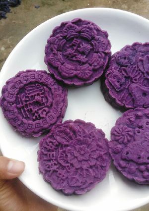 Hình của món Bánh trung thu khoai lang tím.
