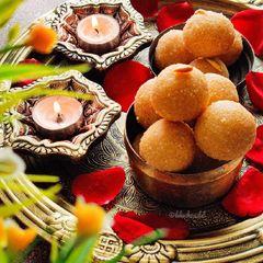 A picture of Moong dal ladoo.