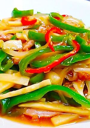 A picture of Low Calorie Chinjao Rosu (Beef and Pepper Stir-Fry).