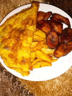 Fried Irish with egg and plantain ainihin hoton girkin