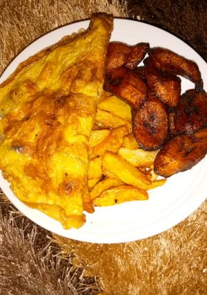 Fried Irish with egg and plantain ainihin hoton girkin