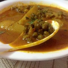 A picture of Cholia Aalu (Green Chickpea-potato Curry).