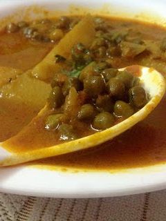 A picture of Cholia Aalu (Green Chickpea-potato Curry).