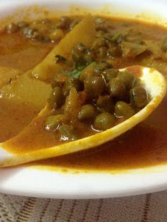 A picture of Cholia Aalu (Green Chickpea-potato Curry).