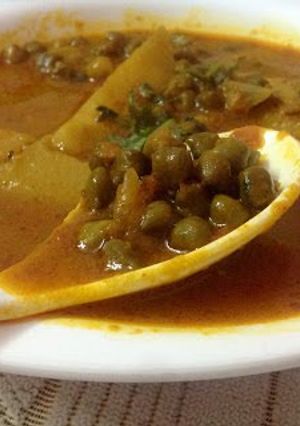 A picture of Cholia Aalu (Green Chickpea-potato Curry).