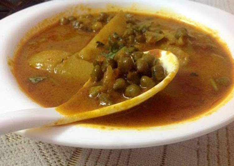 How to  Cholia Aalu (Green Chickpea-potato Curry)