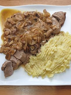 Una foto de Solomillo de cerdo a la cerveza con cebolla y champiñones