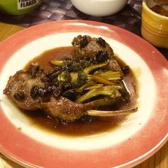 A picture of Sweet-Salty Stewed Lamb with Raisins.