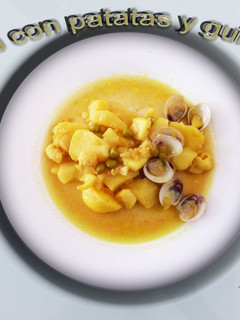 Una foto de Sepia con patatas y guisantes